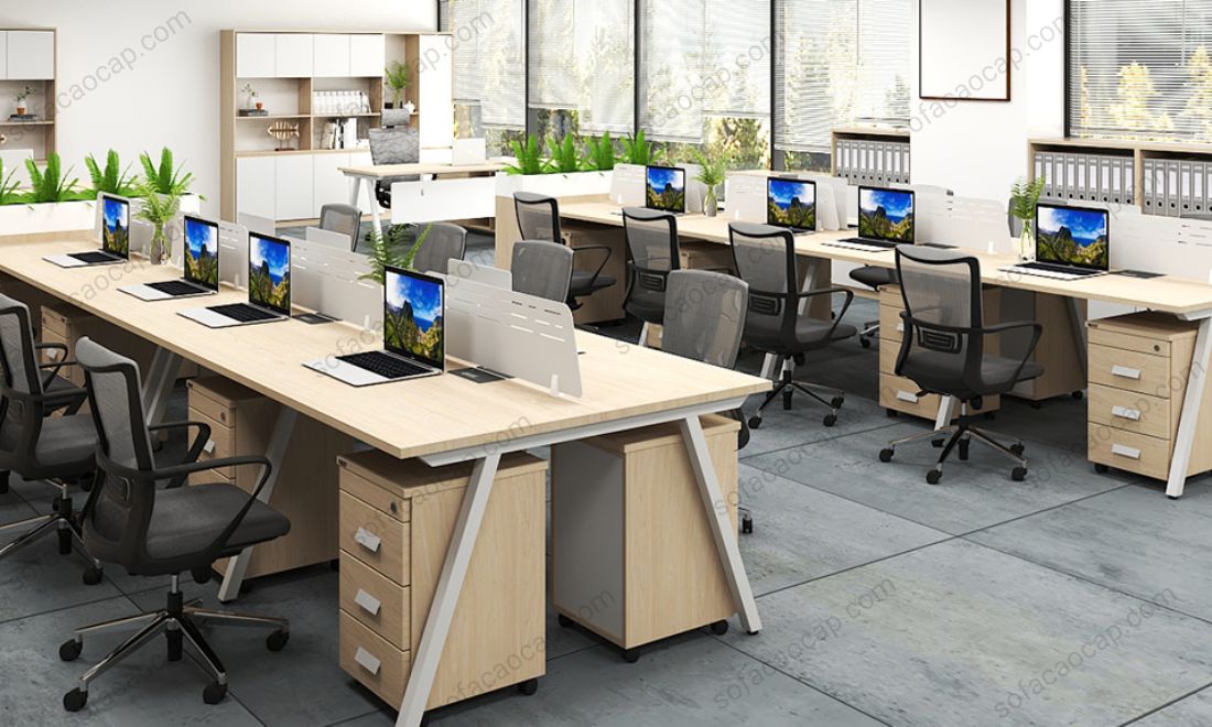 Bàn làm việc dãy dài chuyên nghiệp cho không gian co-working, thiết kế chân chữ A cách điệu tạo cảm giác thông thoáng và hiện đại