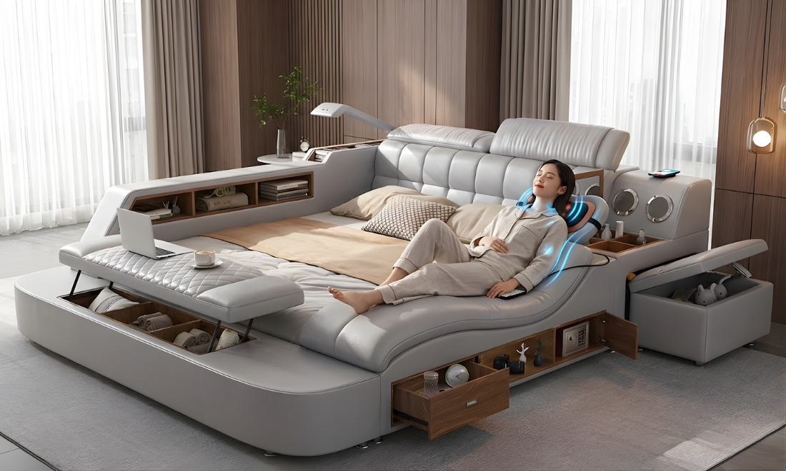 Chị Hoài ở Quảng Ninh đang nằm mát xa trên ghế massage của giường đa năng cao cấp GM036 