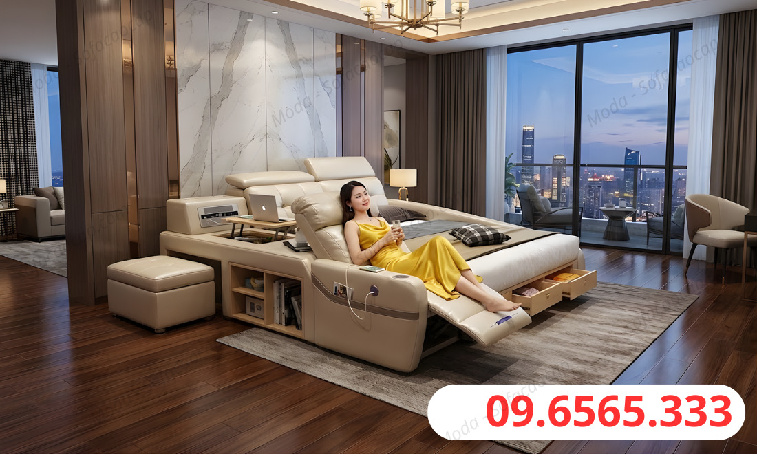 Hình ảnh chị Hồng đang thư giãn trên ghế mát xa tích hợp bên hông của giường ngủ thông minh GM 039