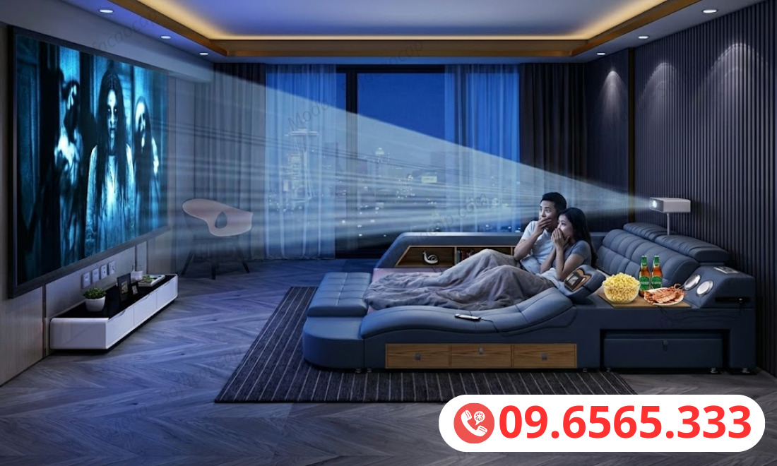 Hình ảnh vợ chồng anh Thuận, chị Nhi đang xem phim bật máy chiếu phim mini chỗ đầu giường và xem phim ma cùng nhau vào cuối tuần 