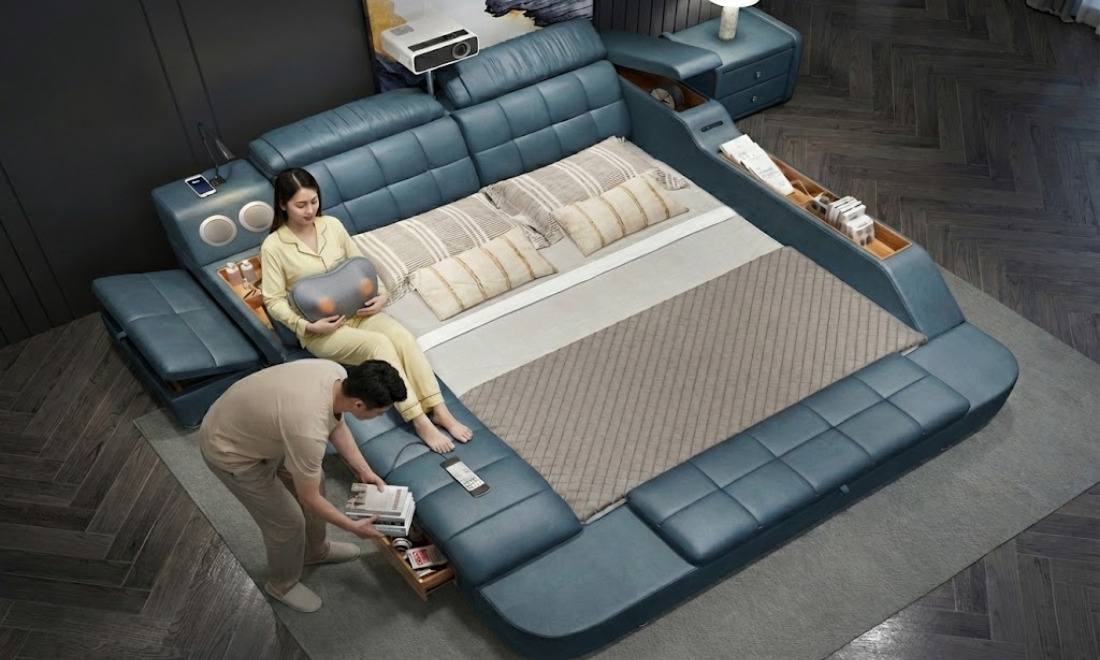 Chị My dùng gối massage tháo rời để xoa dịu vùng bụng trong "ngày nhạy cảm", trong khi chồng chị dễ dàng sắp xếp sách gọn gàng vào ngăn kéo dưới gầm ghế mát xa. 