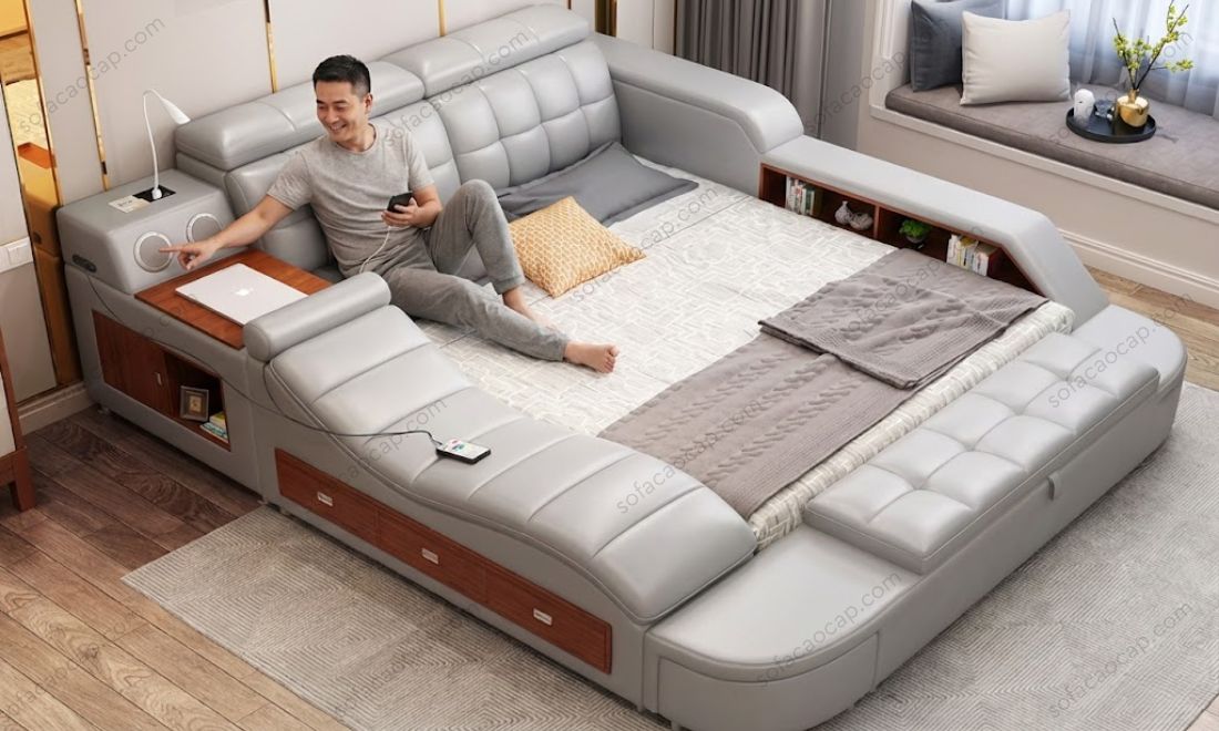 Hình ảnh anh Hoàng (40 tuổi, kinh doanh tự do tại Vinhomes Ocean Park) đang hào hứng trải nghiệm tính năng loa Bluetooth và sạc không dây ngay tại đầu giường. 