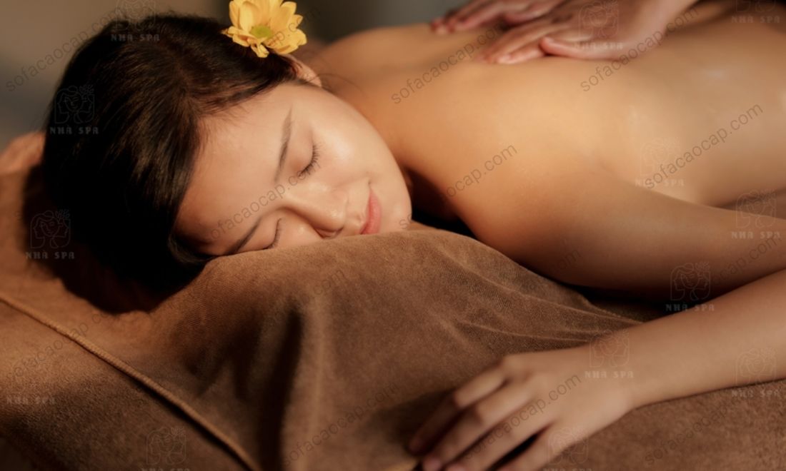 Mát xa là cách gọi khác của tẩm quất hay xoa bóp, dùng tay/ chân hoặc các dụng cụ hỗ trợ để tác động lực lên con người nhằm giảm đau, thư giãn 