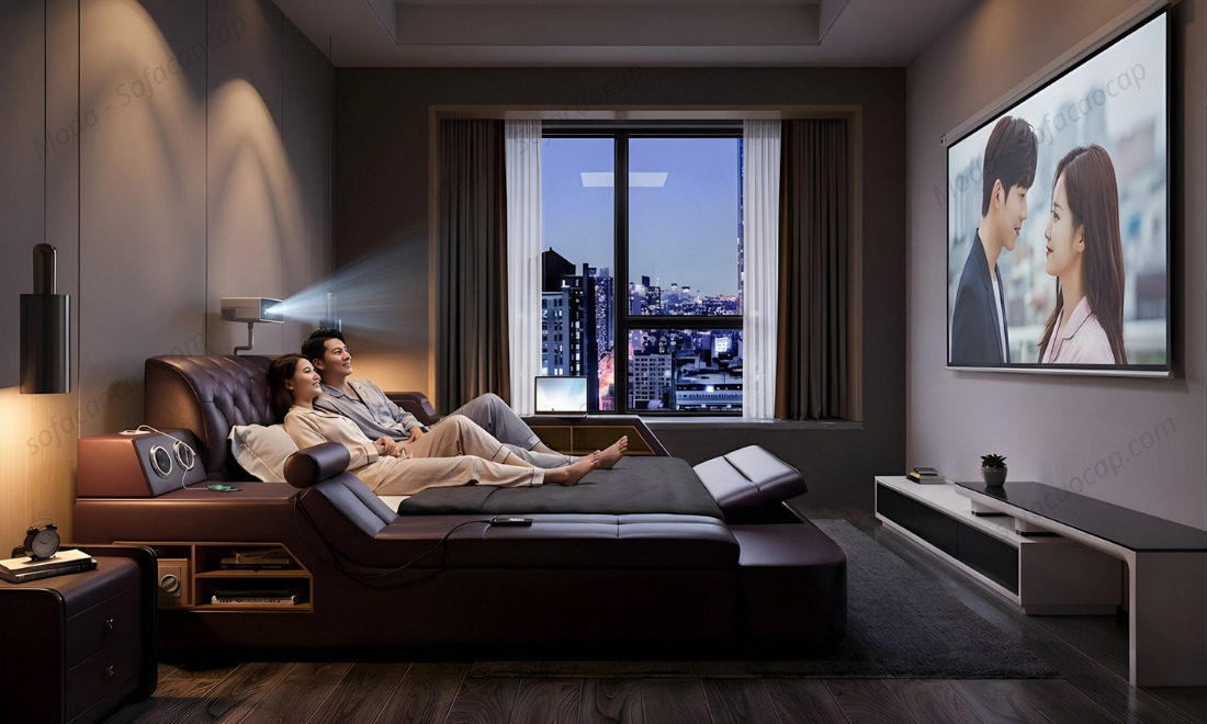 Hình ảnh vợ chồng chị Như, anh Kiên ở Tuyên Quang đang trải nghiệm công năng chiếu phim như tại rạp của giường Gm 030