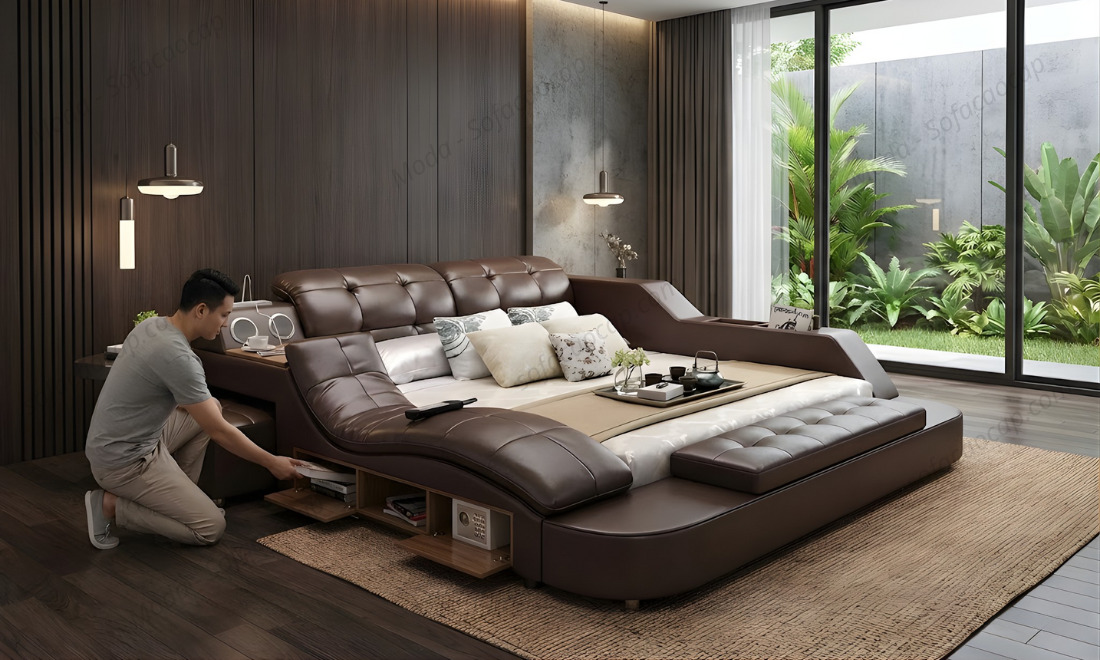 Anh Hải ở Vĩnh Phúc đang cất đồ vào trong ngăn tủ dưới gầm ghế mát xa của giường GMX028 