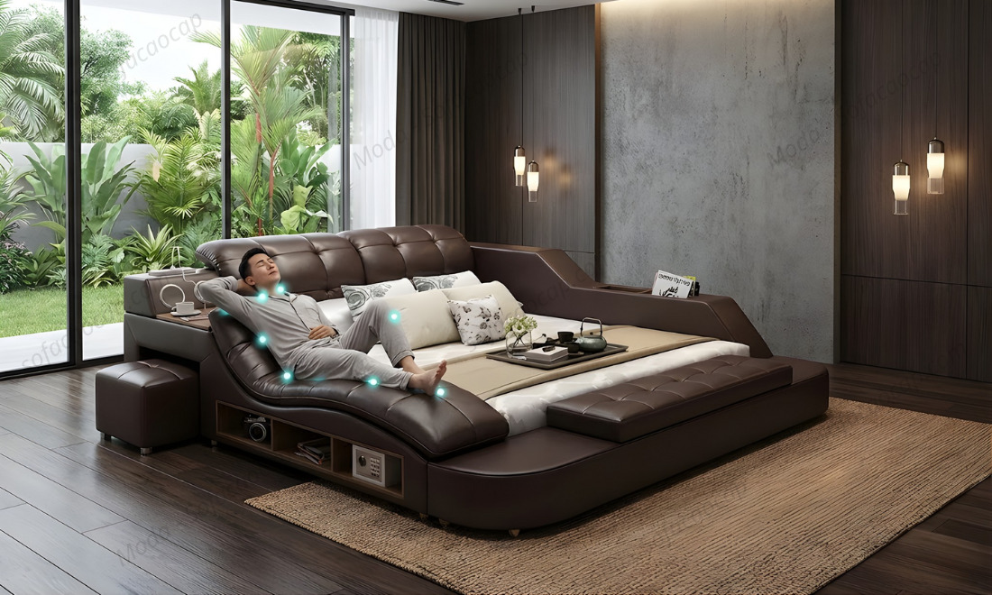 Anh Luân đang nằm thử trên ghế massage của giường ngủ thông minh đa năng gm 028 màu nâu 