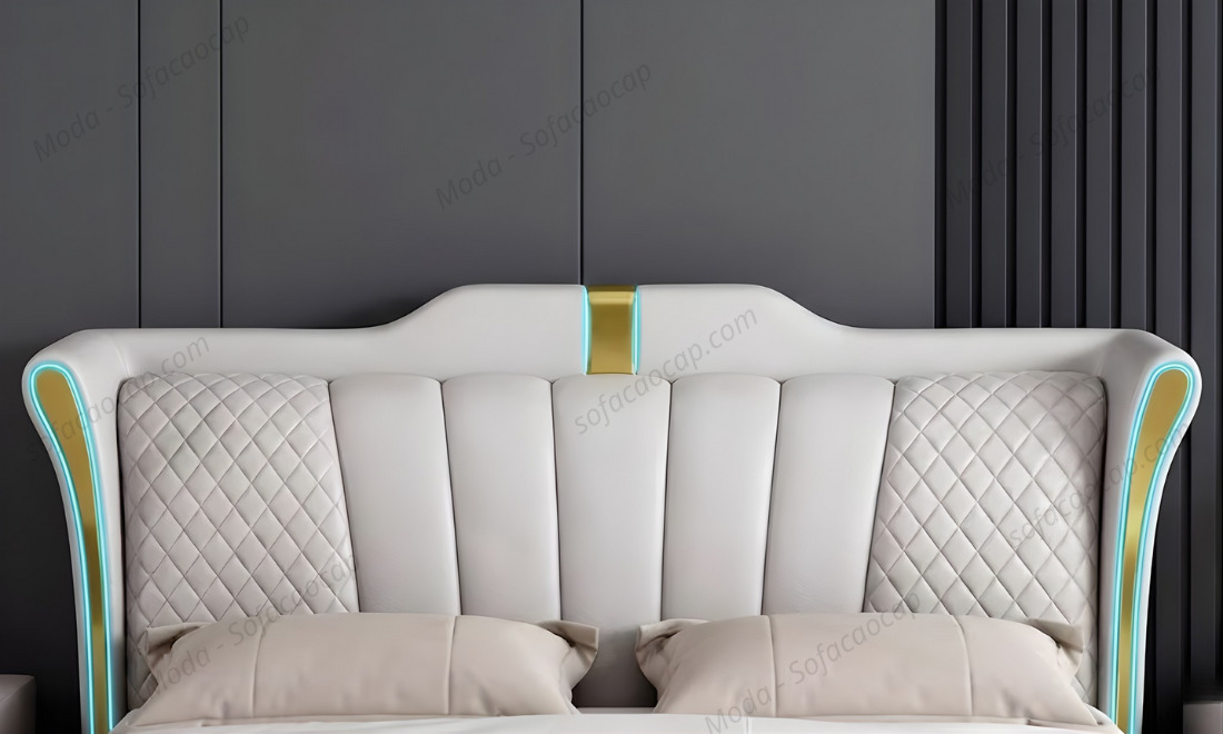 Các chi tiết mạ vàng giúp giường thêm xa hoa, sang trọng 