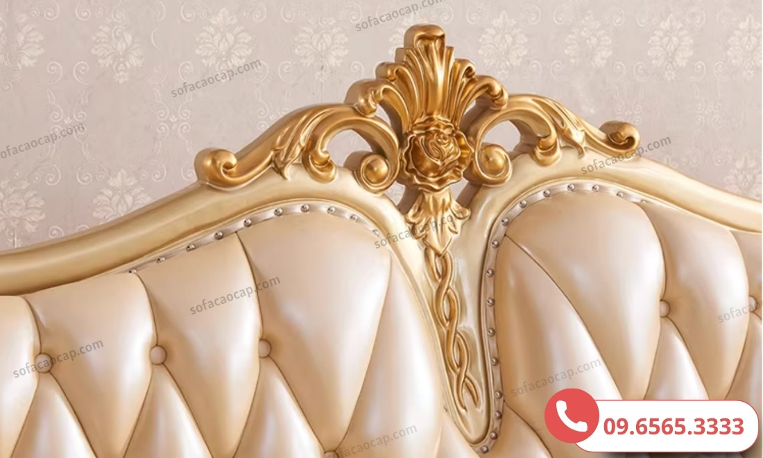 Hoa văn chạm trổ màu vàng mang đậm phon cách cổ điển châu Âu